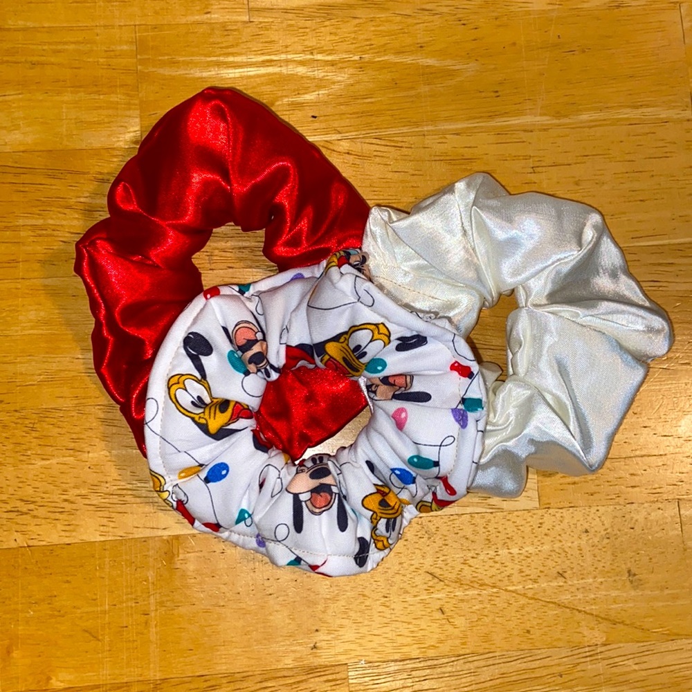 Holiday Disney Scrunchie Bundle!!❤️